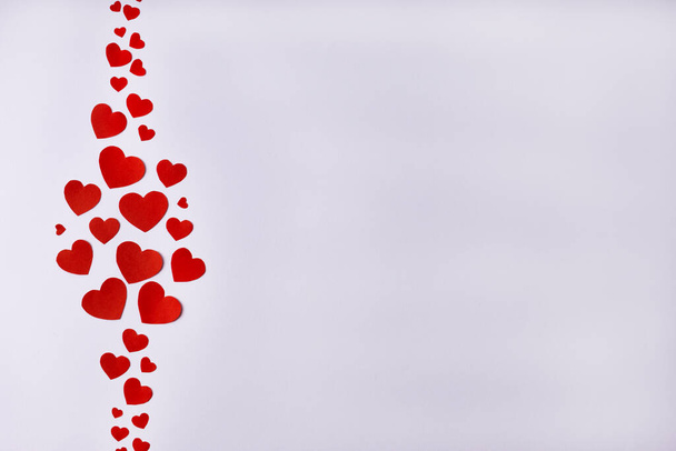 Modello di cuori rossi sul lato sinistro su sfondo bianco. San Valentino, concetto d'amore. Copia spazio - Foto, immagini