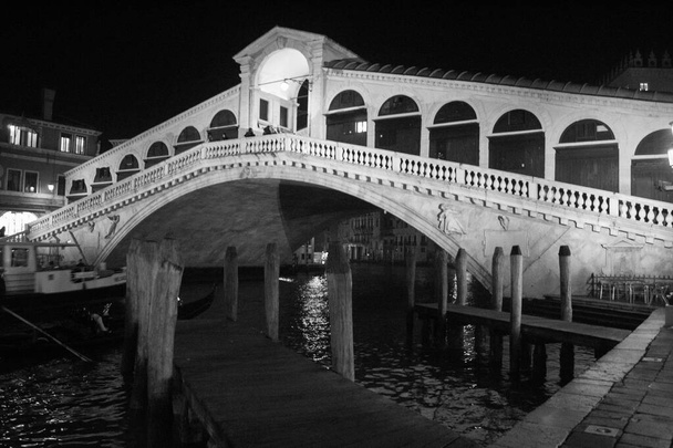 Venecia, Italia, 27 de enero de 2020 evocadora imagen en blanco y negro del Puente de Rialto, uno de los símbolos más famosos de la ciudad - Foto, Imagen
