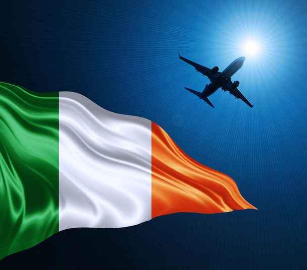 Bandera de seda de Irlanda por la noche con un avión en el fondo del cielo. Ilustración 3D - Foto, Imagen