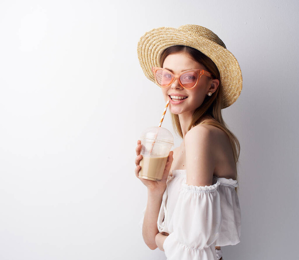 Attrayant à la mode femme lunettes chapeau boire charme lumière fond - Photo, image