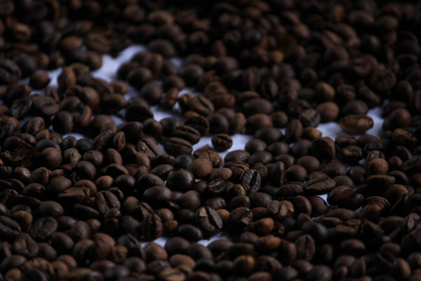 To zdjęcie jest zdjęcie Robusta ziarna kawy typowe dla Pekalongan, Jawa Środkowa, Indonezja.  - Zdjęcie, obraz