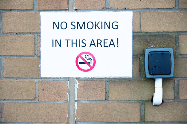 No fumar en la universidad campus universidad escuela signo para los estudiantes crean aire ambiente libre de humo - Foto, Imagen