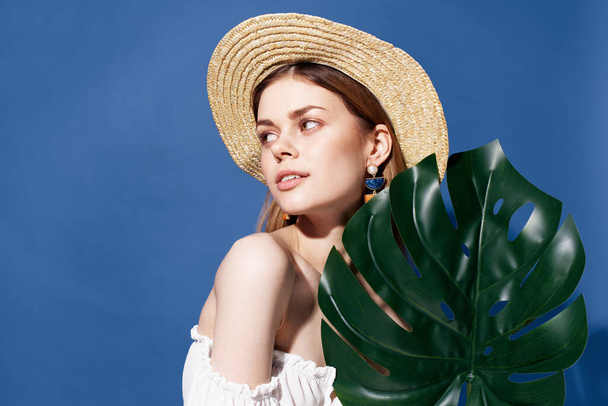 Mulher de chapéu folhas de palmeira viagem verão Exótico fundo azul - Foto, Imagem