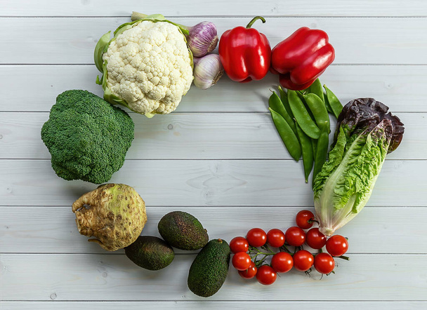 健康的な食品の背景、トレンディーな植物ベースの食事療法製品-新鮮な生野菜。天然木の表面コピースペース - 写真・画像