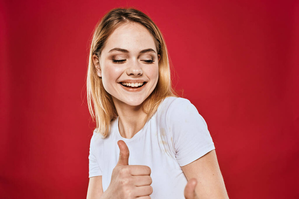 alegre loira mulher gestos com mão emoções estilo de vida branco t-shirt vermelho isolado fundo - Foto, Imagem
