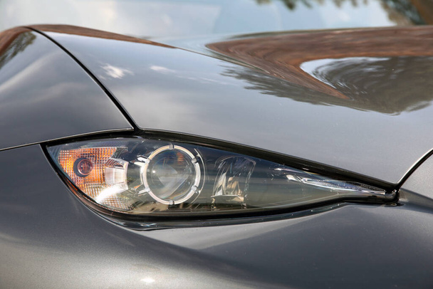 Egy új autó fényszórójának közelsége - Fotó, kép