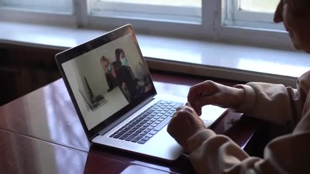 een oudere vrouw op zoek naar een laptop over covid - Video