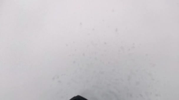 Ein Spaziergang durch tief unberührten, weißen Neuschnee. Winter im Freien zu Fuß Ich-Perspektive - Filmmaterial, Video