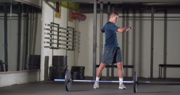 Shirtless pro atleet doet Russische twist buikspieroefeningen. Close-up foto van een fitte reu die indoor traint. - Video