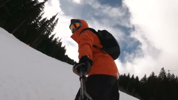 Fiatal freestyle snowboardos gyakorló, tartja kamera önálló forgatás - Felvétel, videó