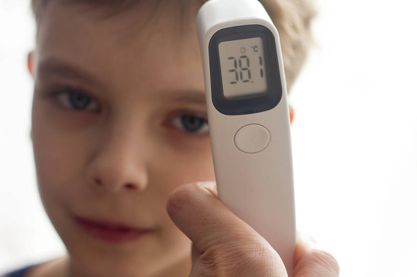  δείκτες υψηλής θερμοκρασίας σε ηλεκτρονικό θερμόμετρο, μέτρηση θερμοκρασίας σε παιδί, επιλεκτική εστίαση - Φωτογραφία, εικόνα