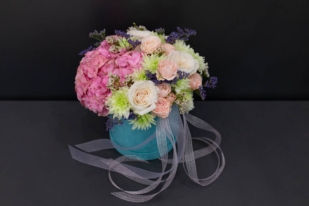Floral arrangement of delicate peonies and other flowers, on a dark background. - Foto, Bild