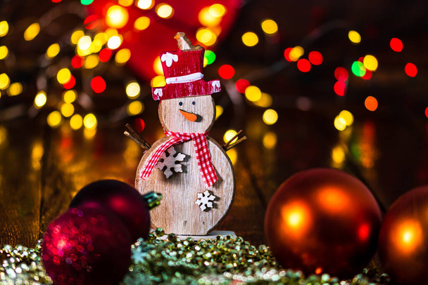 Decorazioni e ornamenti in una composizione natalizia colorata isolata su sfondo di luci sfocate. - Foto, immagini