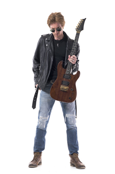 Stylový pohledný rockový kytarista se připravuje na koncert s elektrickou kytarou. Celé tělo izolované na bílém pozadí.  - Fotografie, Obrázek
