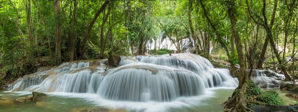 Водопад ПхаТад, знаменитое место для путешествия на природу в глубоких лесах в Канчанаби, Таиланд, панорама - Фото, изображение