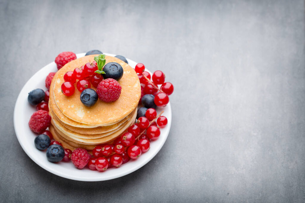Pancakes. Stack of pancakes with fresh berry. - Foto, afbeelding