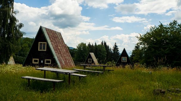 Elhagyott üdülőhely az erdő közepén Szlovákiában - Fotó, kép