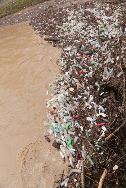 Río tras inundación con contaminación plástica y de madera. Río Vlasina, Serbia. Problema ecológico. - Foto, imagen
