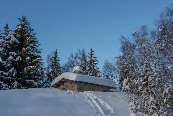 εξοχικό σπίτι μετά από μια βαριά χιονόπτωση - Φωτογραφία, εικόνα