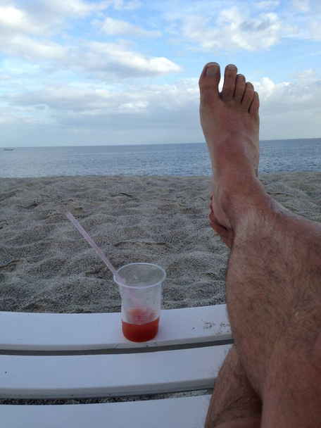 άνθρωπος πίνοντας κοκτέιλ στην παραλία - Φωτογραφία, εικόνα