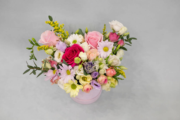 Fresh flowers are collected in a bouquet. Hat box with flowers. - Foto, Bild