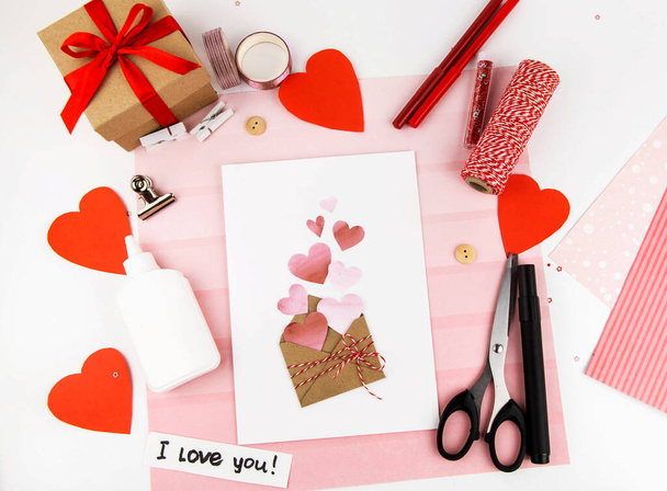 Valentine's Day. Step by step instructions for making a gift for the holiday of lovers. Step 8 ready postcard - Φωτογραφία, εικόνα