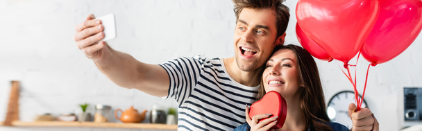 szczęśliwy mężczyzna i kobieta biorąc selfie na Walentynki, sztandar - Zdjęcie, obraz