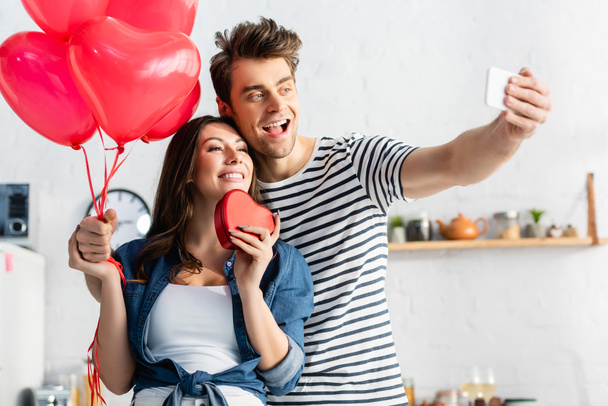 happy man and woman taking selfie on valentines day - Fotografie, Obrázek