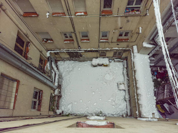 Mahalle fırtınanın ortasında karla kaplı. - Fotoğraf, Görsel