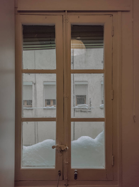Enorme montículo de nieve en un alféizar de ventana cerrada - Foto, Imagen