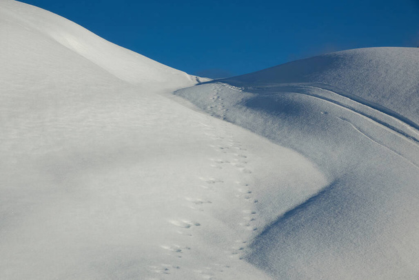 montanhas cobertas de neve, em um belo dia ensolarado de inverno  - Foto, Imagem