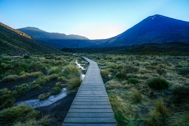 hiking the tongariro alpine crossing with cone volcano mount ngauruhoe at sunrise in new zealand - Fotoğraf, Görsel