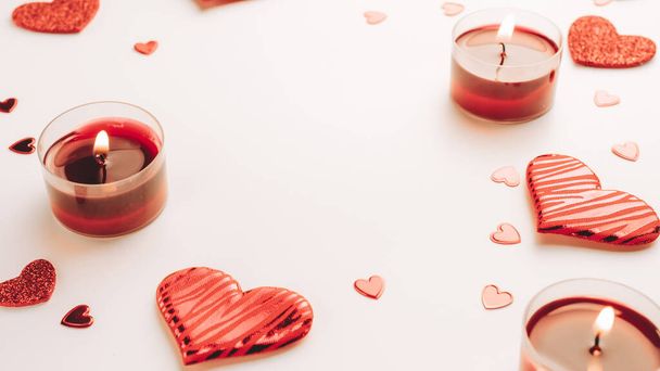 Valentinstag: rote Liebesherzen, romantische Geschenkschachtel, Kerze auf weißem Hintergrund. Romantische Nachrichtenvorlage mit Kopierraum. - Foto, Bild