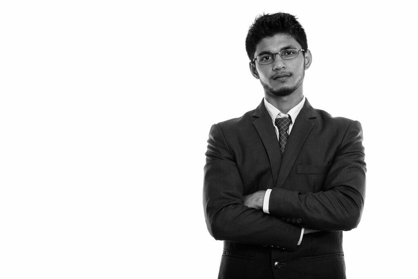 Stúdió lövés fiatal jóképű indiai üzletember visel szemüveg karok keresztbe - Fotó, kép