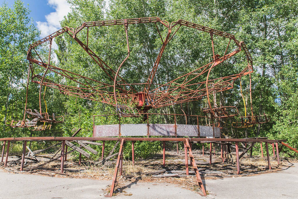 Εγκαταλελειμμένο σπασμένο σκουριασμένο καρουζέλ στην Pripyat Ukraine - Φωτογραφία, εικόνα