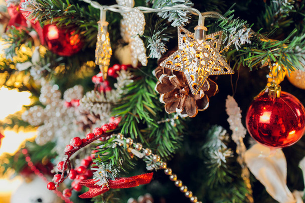 Διακοσμημένο χριστουγεννιάτικο δέντρο σε θολή, αφρώδη και νεράιδα φόντο. - Φωτογραφία, εικόνα