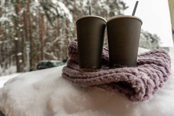 Dois copos de papel com café manter quente em um lenço na neve, conto de amor de inverno - Foto, Imagem