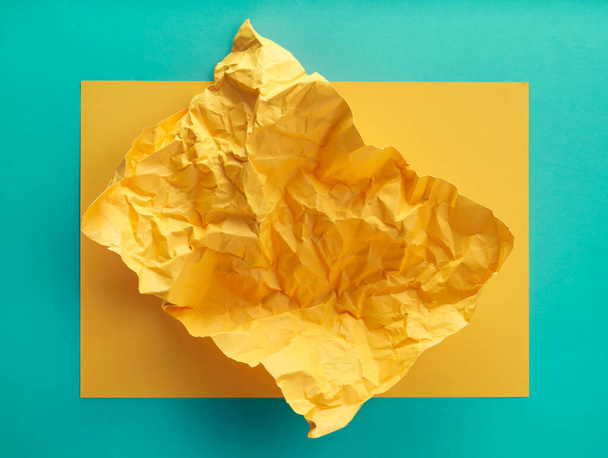   Papier jaune froissé texture fond, Papier jaune avec fond motif papier bleu                              - Photo, image
