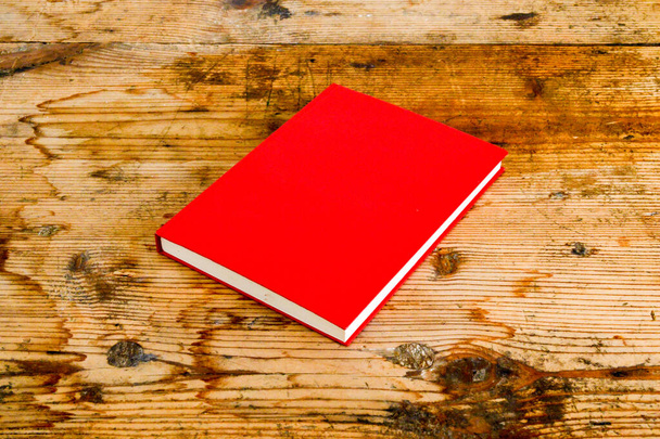 червона книга обкладинки на старому дерев'яному фоні
. - Фото, зображення