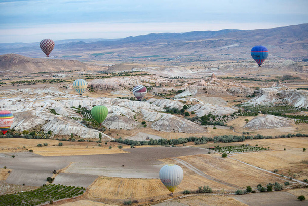 GOREME, TURKEY - 2018. december: Színes hőlégballonok a levegőben Cappadokya (Kapadokya) felett, Greme Turkey - Fotó, kép