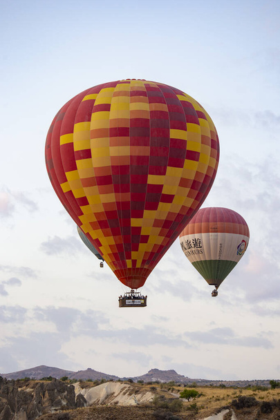 GOREME, TURKEY - December 2018: Colorful Hot air balloons in the air over Cappadocia (Kapadokya), Greme Turkey - Foto, immagini
