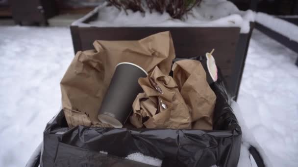 Tweedehands koffiekopje in de prullenbak vrouwelijke hand gooit afval, bescherming van de natuur, ecologie - Video