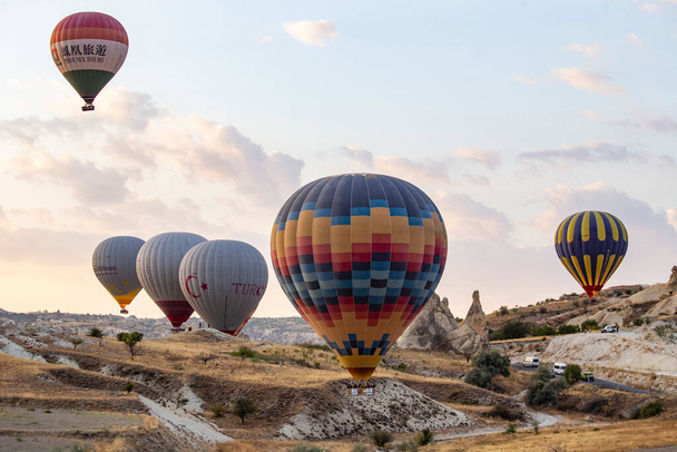 GOREME, TURQUIA - Dezembro de 2018: Balões coloridos de ar quente no ar sobre a Capadócia (Kapadokya), Greme Turkey - Foto, Imagem
