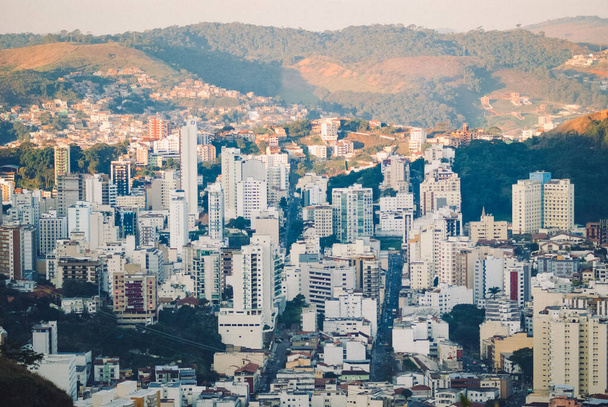 Widok na miasto Juiz de Fora, Minas Gerais, Brazylia - Zdjęcie, obraz