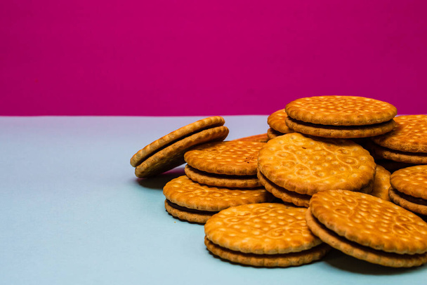 Biscuits ronds à la crème au chocolat, biscuits sandwich au chocolat isolés. - Photo, image