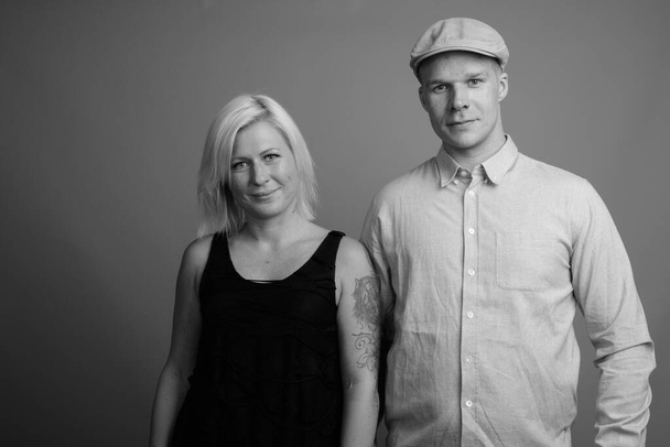 Finlandais homme et femme aux cheveux blonds sur fond gris - Photo, image