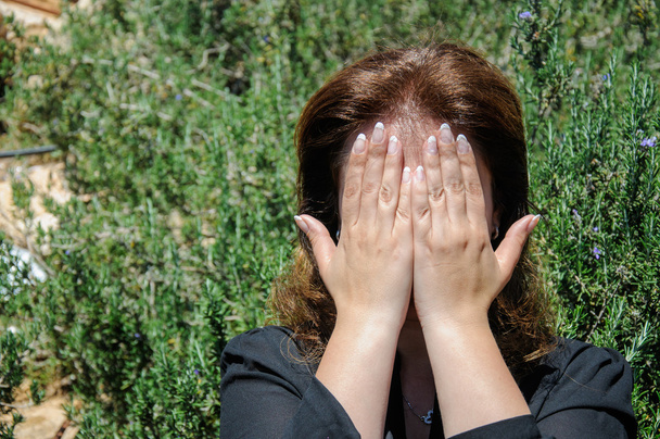 portrét mladé ženy pokrývající obličej rukama - Fotografie, Obrázek