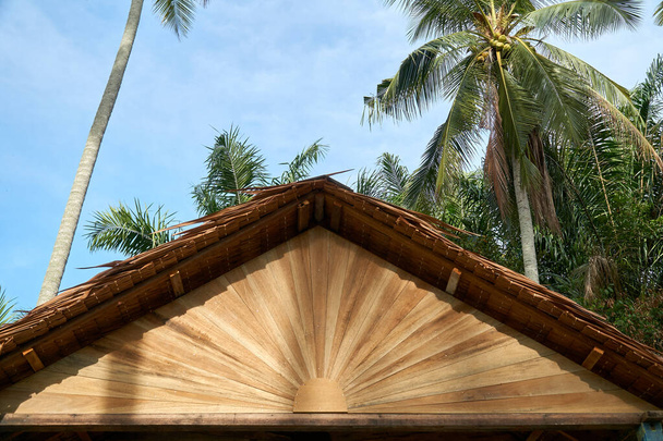 Primo piano del modello di tetto in legno dalla Malesia casa tradizionale - Foto, immagini