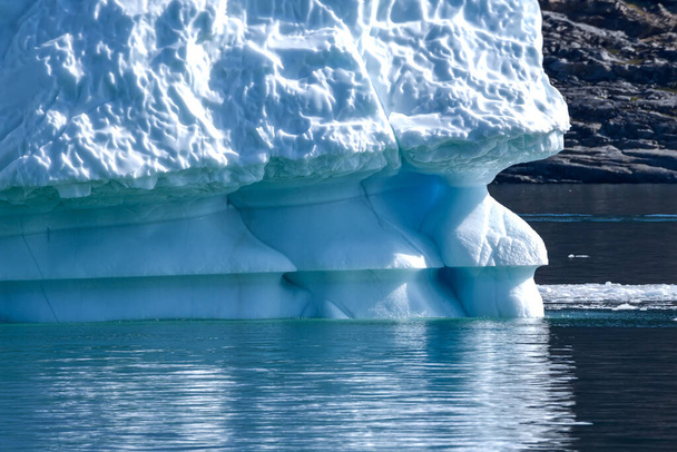 glaciares flotantes en el mar durante un día - Foto, imagen