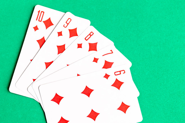 Poker escalera al ras de la tarjeta de juego, vista superior, espacio para copiar, fondo verde - Foto, imagen